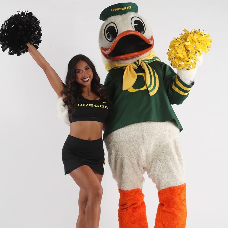 Melodi and the Oregon Duck, poms up